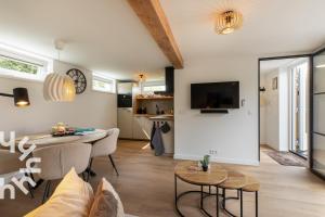 โทรทัศน์และ/หรือระบบความบันเทิงของ Sfeervol vakantiehuis met airco in centrum Domburg