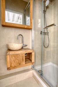 ein Badezimmer mit Waschbecken und Dusche in der Unterkunft Studio Recollet &Cours - Versailles in Versailles