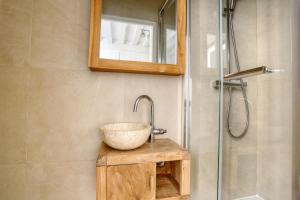 ein Badezimmer mit Waschbecken und Dusche in der Unterkunft Studio Recollet &Cours - Versailles in Versailles
