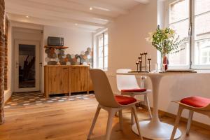 a kitchen with a white table and chairs at Urlaub im historischen Torschreiberhaus in Xanten