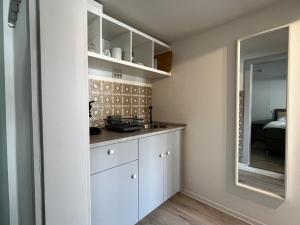 Η κουζίνα ή μικρή κουζίνα στο janu-homes - 1 Zimmer Apartment - 2 Betten, Kirchblick vom Kirchplatz +4 φωτογραφίες