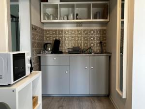 Η κουζίνα ή μικρή κουζίνα στο janu-homes - 1 Zimmer Apartment - 2 Betten, Kirchblick vom Kirchplatz