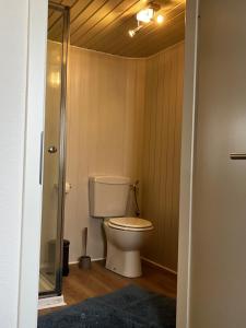 Ένα μπάνιο στο janu-homes - 1 Zimmer Apartment - 2 Betten, Kirchblick vom Kirchplatz