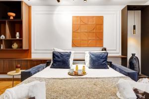 パリにあるBluestay 165 - Spacieux Appartement à Parisのリビングルーム(青い枕のベッド付)