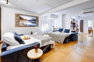 パリにあるBluestay 165 - Spacieux Appartement à Parisのベッド2台とソファのあるリビングルーム