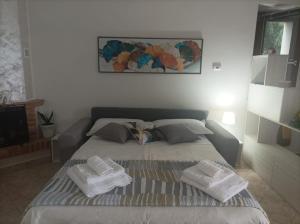 a bedroom with a bed with two towels on it at Casa Vacanze Nausicaa in Tiriolo