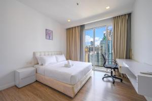 una stanza d'albergo con un letto, una scrivania e una finestra di Executive Suites By OHaus a Kuala Lumpur Altre 33 foto