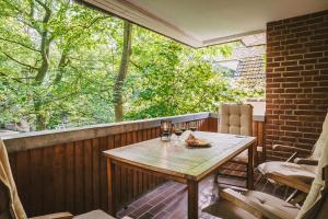 a porch with a table and chairs and a large window at Sadebo Ferienwohnung Hamburg - Ruhig & Geräumig für 6 Gäste in Hamburg