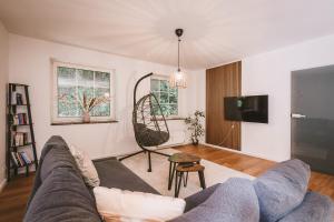 a living room with a couch and a tv at Sadebo Ferienwohnung Hamburg - Ruhig & Geräumig für 6 Gäste in Hamburg +22 photos