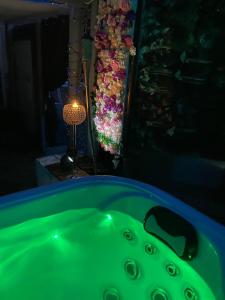 una vasca verde in una stanza con un mazzo di fiori di Hills View a Portsmouth