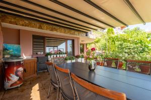 una sala da pranzo con tavolo e sedie di Villa Horizon - Spacious Sea View House with 6 Bedrooms in Balchik a Balchik