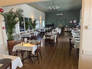 ein Speisesaal mit Tischen und Stühlen in einem Restaurant in der Unterkunft Jubilee Hotel Troodos in Troodos