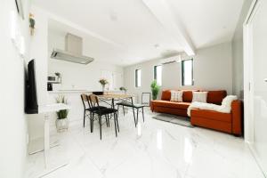 een woonkamer met een bank en een tafel bij Brand New Luxury Suite 7 min to Omotesando 2 min to Shibuya in Tokyo