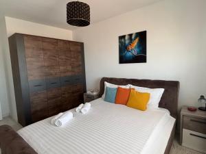 a bedroom with a bed with towels on it at Ana&Patrick FriendlyApartment in Oradea