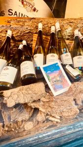 - un bouquet de bouteilles de vin assises sur une table dans l'établissement Colmar'INN Bel Hypercentre Colmar Ascenseur-Parking privé en sous sol -Free Wifi, à Colmar