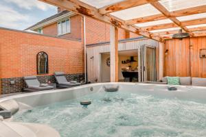 bañera de hidromasaje en medio de un patio en Bluebell Farm - The Cabin, en Shurdington