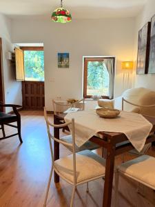 ein Esszimmer mit Tisch und Stühlen in der Unterkunft Casita en Finca Villa Ángeles, San Rafael in San Rafael + 5 Fotos