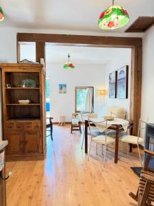 ein Wohnzimmer mit Tisch und ein Esszimmer in der Unterkunft Casita en Finca Villa Ángeles, San Rafael in San Rafael