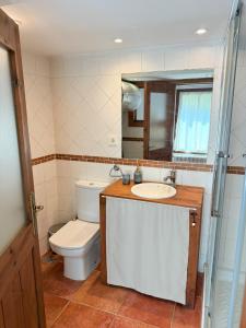 ein Badezimmer mit Toilette, Waschbecken und Spiegel in der Unterkunft Casita en Finca Villa Ángeles, San Rafael in San Rafael