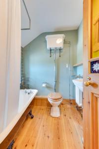 une salle de bain avec toilettes et baignoire dans l'établissement Crown Mine Cottage, à Saint Just 5 autres photos