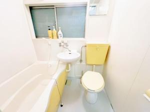 Un baño con lavabo, inodoro y bañera. en Nogata Relaxing Home D2, en Tokio