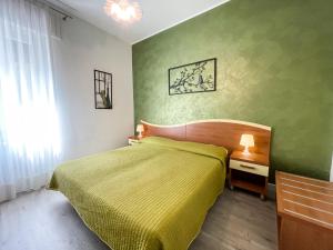 Ένα ή περισσότερα κρεβάτια σε δωμάτιο στο Hotel Alpino