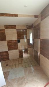 a bathroom with a shower with a tiled floor at Villa Dehesa in Tabernas