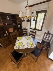 a dining room with a table and chairs at Giniginamar Atlantic Paradise in Giniginámar