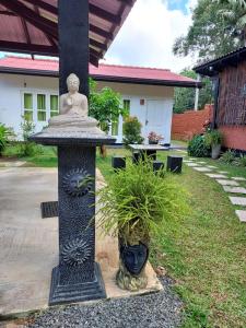 Κήπος έξω από το Dhanashi Villa Talalla