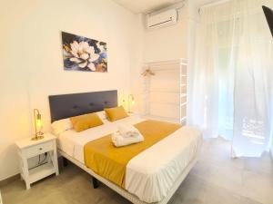 Un dormitorio con una cama grande en una habitación. en Pensión Riosol, en Sevilla