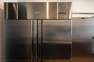 einem großen Kühlschrank aus Edelstahl in einer Küche in der Unterkunft Hacienda los Manchones in Puente-Genil