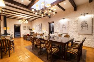 ein Esszimmer mit Tisch und Stühlen in der Unterkunft Hacienda los Manchones in Puente-Genil