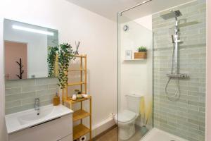 ein Badezimmer mit Dusche, Waschbecken und Toilette in der Unterkunft L'Estrade - Parking Centre 5 min Gare d'Amiens in Amiens