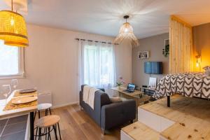 ein Wohnzimmer und ein Schlafzimmer mit einem Bett in der Unterkunft L'Estrade - Parking Centre 5 min Gare d'Amiens in Amiens