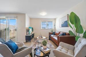 Ruang duduk di Supersized 2 bed in Central Bentleigh
