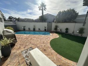 Bazén v ubytování Sunset Links Golf Estate home, walk to Beach nebo v jeho okolí