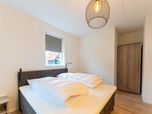 Ένα ή περισσότερα κρεβάτια σε δωμάτιο στο Holiday Home in Zeeland near Nature Reserve