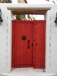 アラカティにあるSakula Hotelの白壁の赤い扉