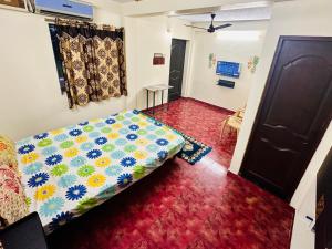 a bedroom with a bed in the middle of a room at Aravind Guest House in Chidambaram +5 photos