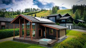 une vue aérienne d'une maison avec piscine dans l'établissement Villa Lumikki 1&2 - 16 hlö, Both villas, Luoteis-Himos Ski-inout, à Jämsä