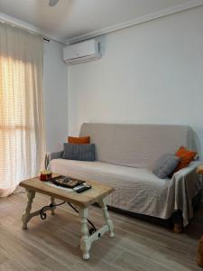 Sala de estar con cama y mesa de centro en Apartamento en la playa, en La Mata