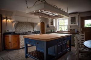 eine große Küche mit einer Insel in der Mitte in der Unterkunft Large Country Home, Lake, Bar, Fire Hut, Sleeps 16 plus in Hillsborough
