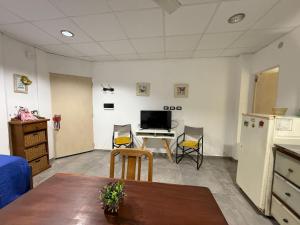 a room with a table and chairs and a kitchen at Monoambiente Smart en Corrientes in Corrientes