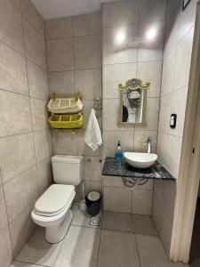 un bagno con un water e un lavandino di Monoambiente Smart en Corrientes a Corrientes