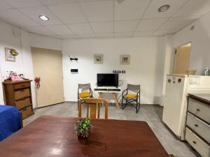 una stanza con tavolo, sedie e cucina di Monoambiente Smart en Corrientes a Corrientes