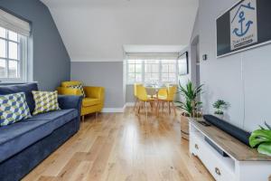 Et opholdsområde på Stylish Gem Of Central Winchester - Sleeps