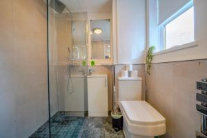 Ένα μπάνιο στο Stunning 1 Bedroom 4 Guest Flat by Anfield Stadium +17 φωτογραφίες