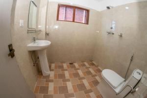 une salle de bain avec toilettes et lavabo dans l'établissement Famous House Kathmandu, à Katmandou 24 autres photos