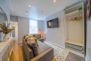 Μια τηλεόραση ή/και κέντρο ψυχαγωγίας στο Stunning 1 Bedroom 4 Guest Flat by Anfield Stadium