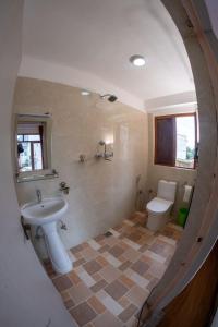 une salle de bain avec un lavabo et des toilettes dans l'établissement Famous House Kathmandu, à Katmandou